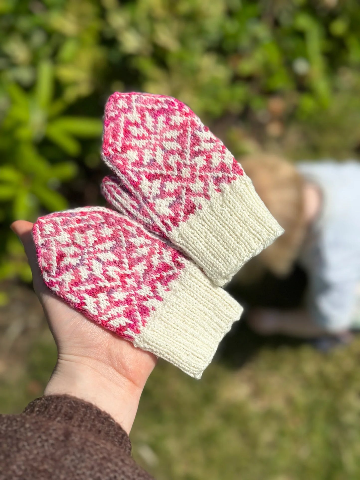 Vantekit “Kirsebær blomst” til Nora Mittens Junior fra KnitLidt