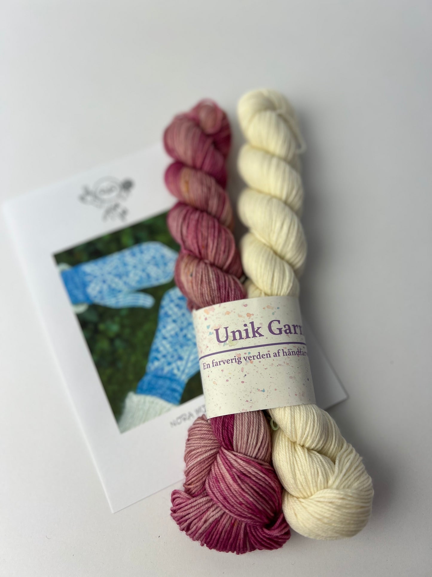 Vantekit “Kirsebær blomst” til Nora Mittens fra KnitLidt