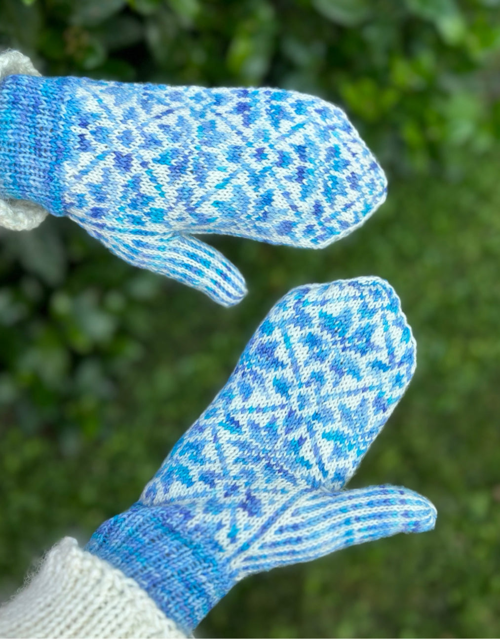 Vantekit “Kaffegrums” til Nora Mittens fra KnitLidt