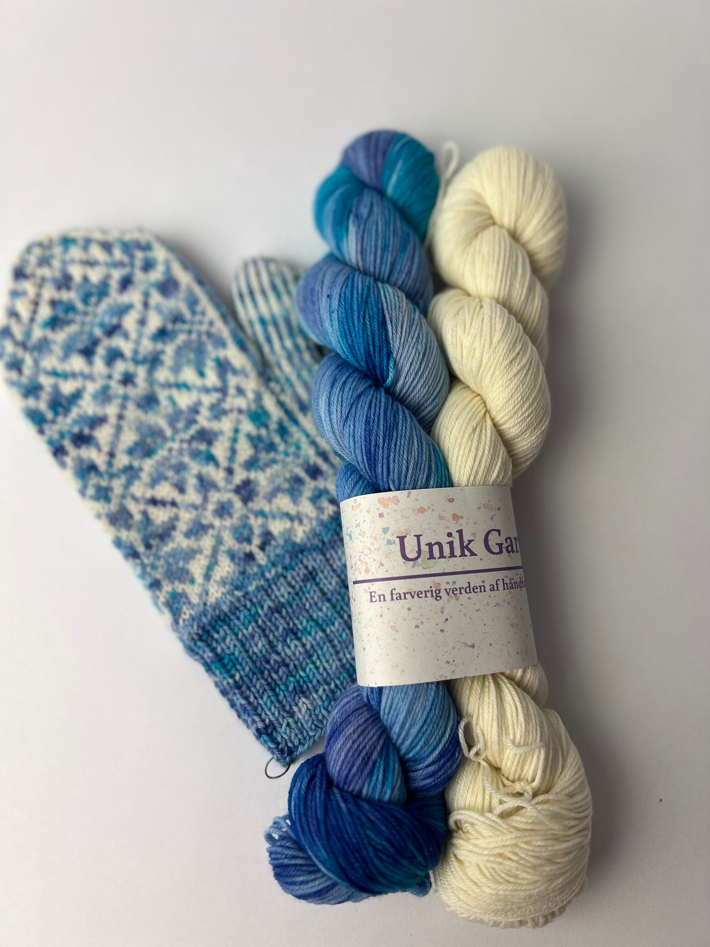 Vantekit “Blå Delfin” til Nora Mittens fra KnitLidt