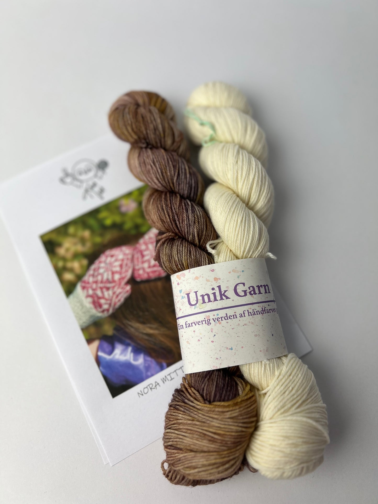 Vantekit “Kaffegrums” til Nora Mittens Junior fra KnitLidt