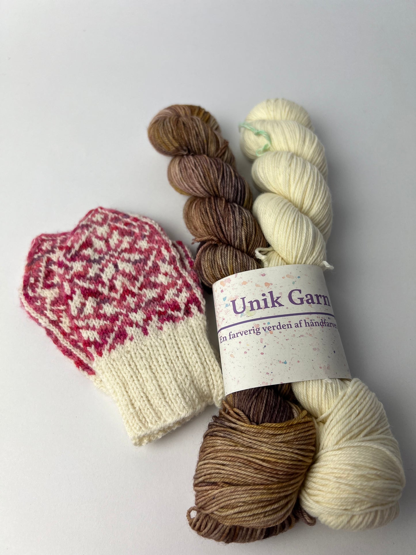 Vantekit “Kaffegrums” til Nora Mittens Junior fra KnitLidt