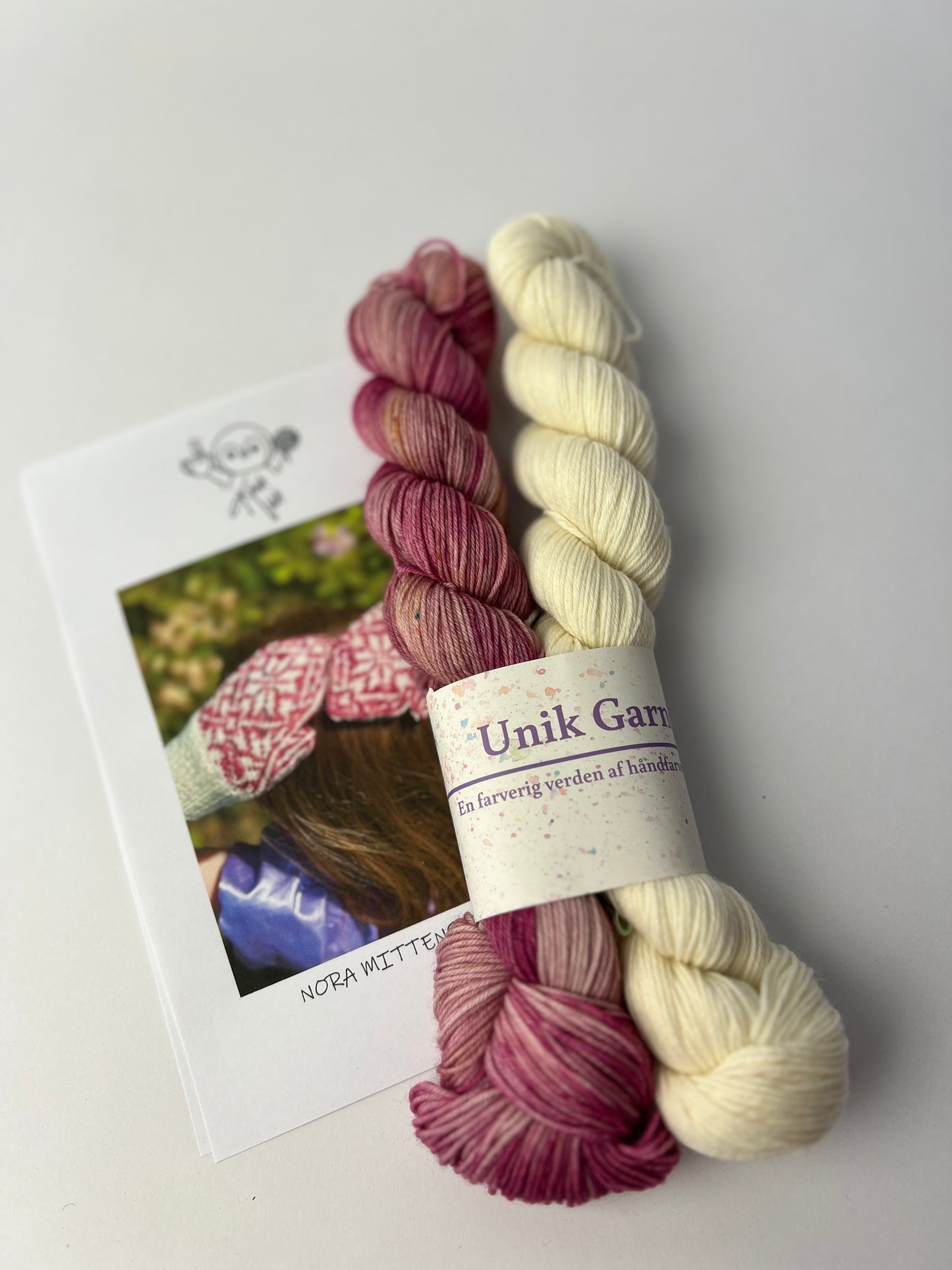 Vantekit “Kirsebær blomst” til Nora Mittens Junior fra KnitLidt