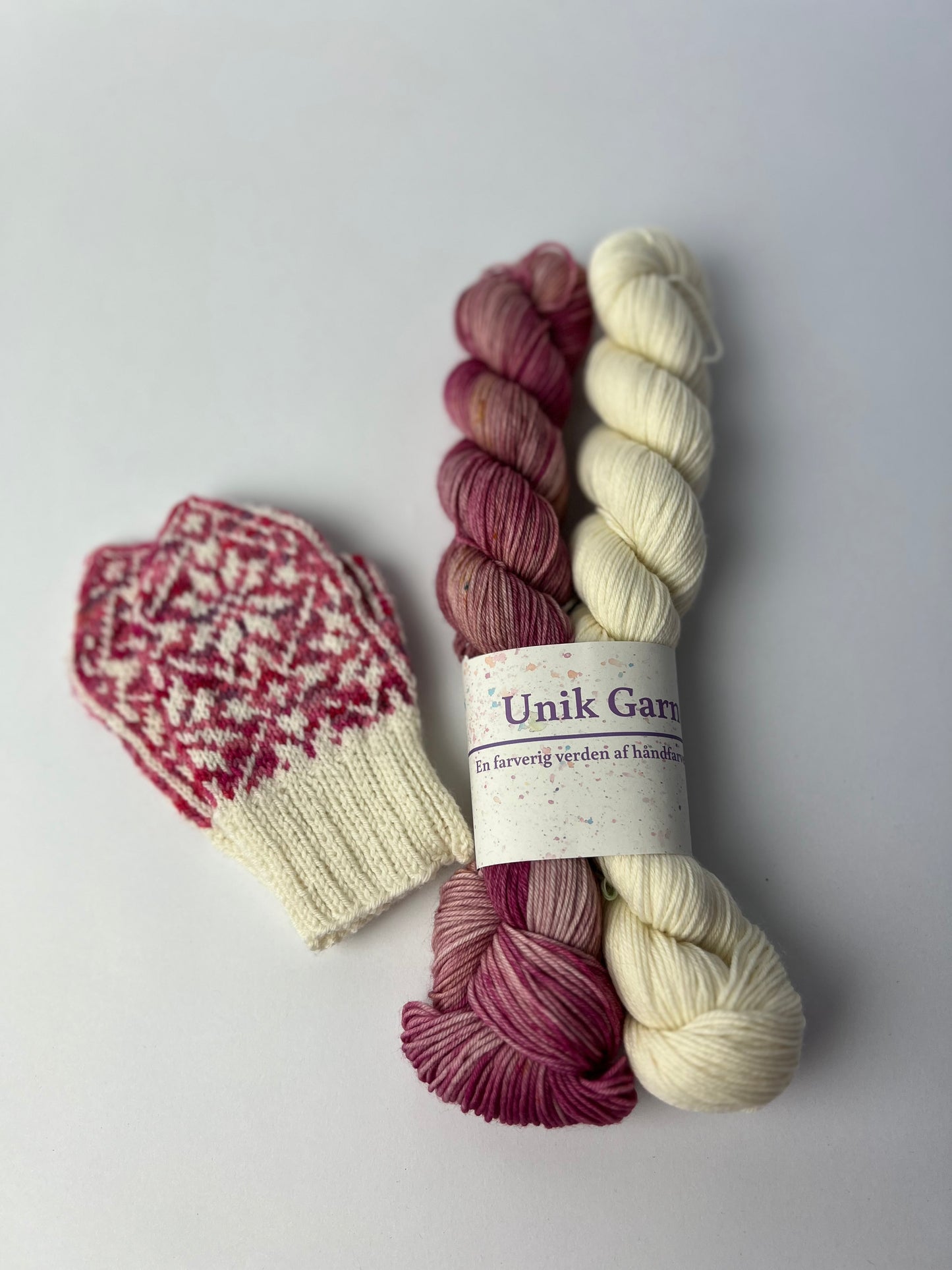 Vantekit “Kirsebær blomst” til Nora Mittens Junior fra KnitLidt