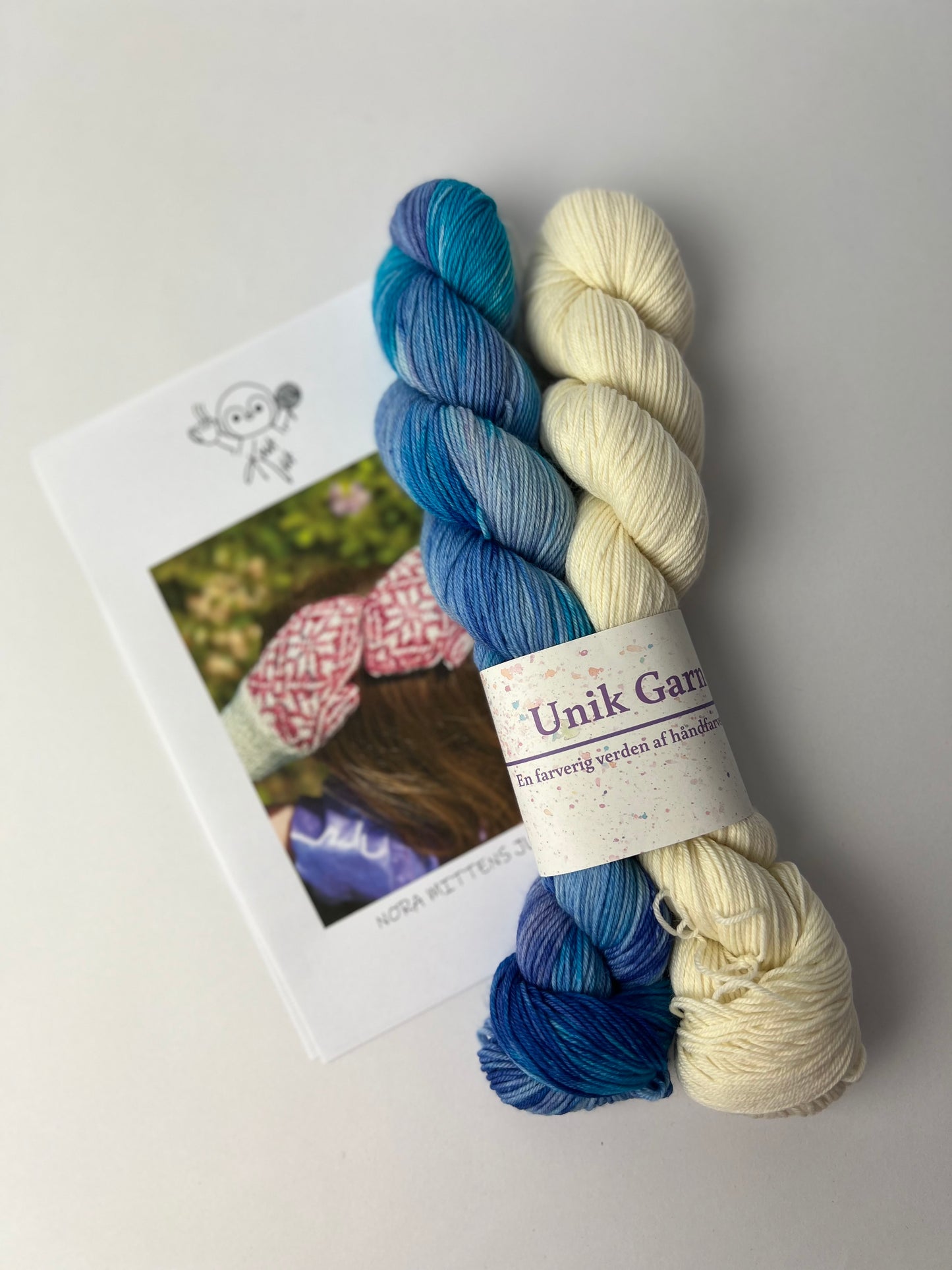 Vantekit “Blå Delfin” til Nora Mittens Junior fra KnitLidt