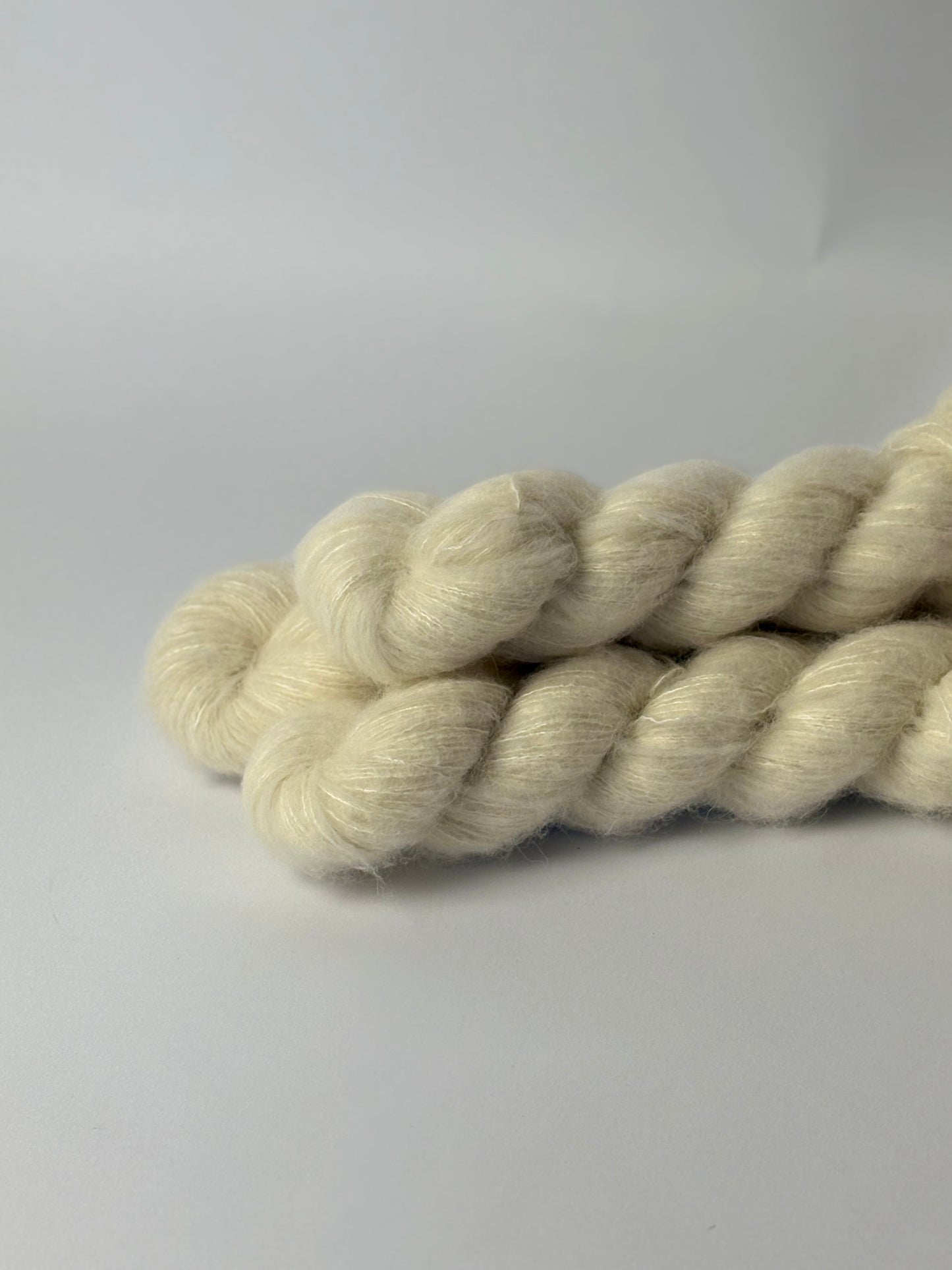 Unik Garn Delux Fluff - Ufarvet